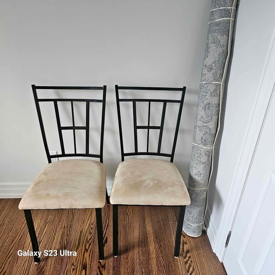 Small glass table and matching x2 chairs