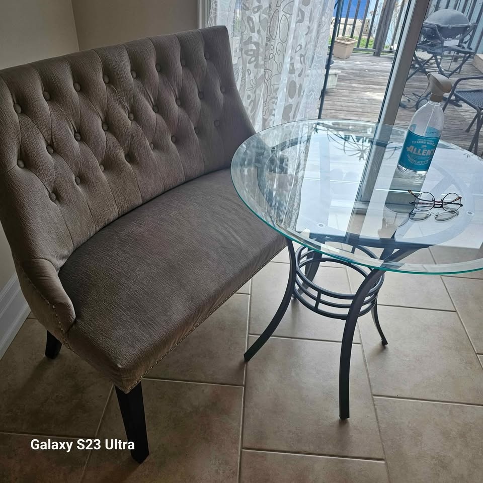 Small glass table and matching x2 chairs - photo 2