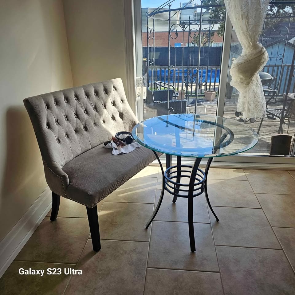 Small glass table and matching x2 chairs - photo 3