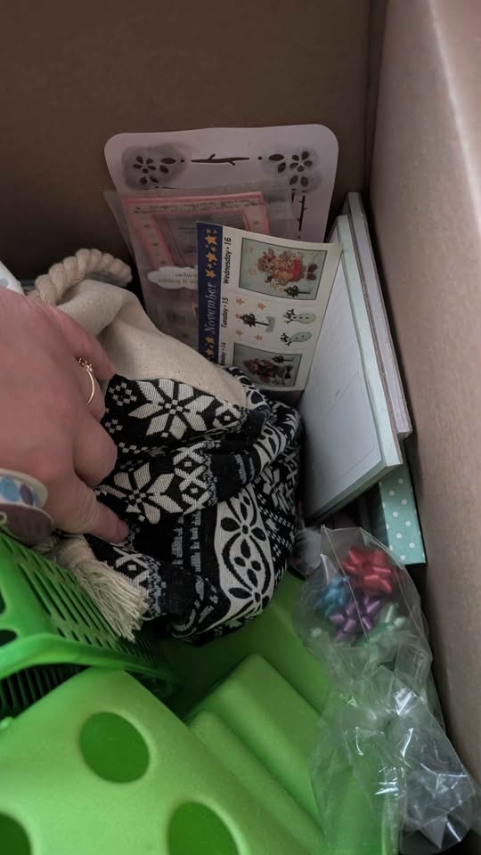 Craft/Stationary/Storage box of goodies - photo 2