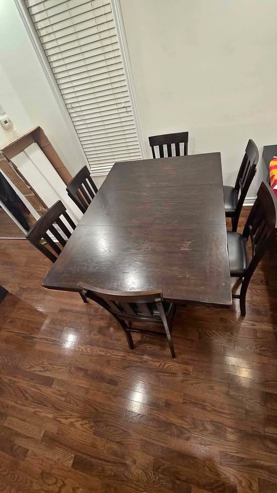 Extendable dining table with 6 bar height chairs