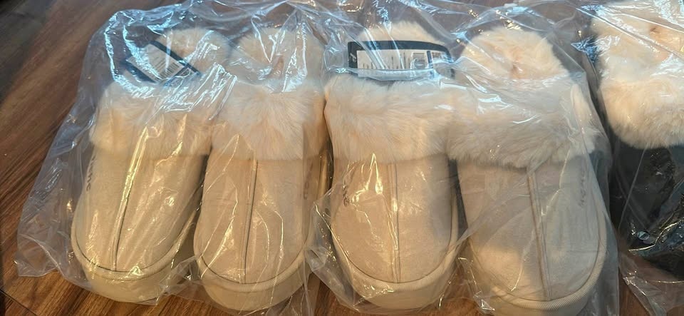 Platform slipper in black or white