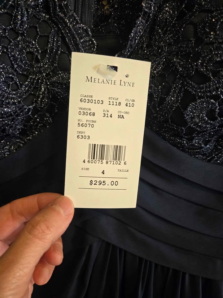 BNWT Elegant long Royal Blue lace dress with build-in bra - photo 3