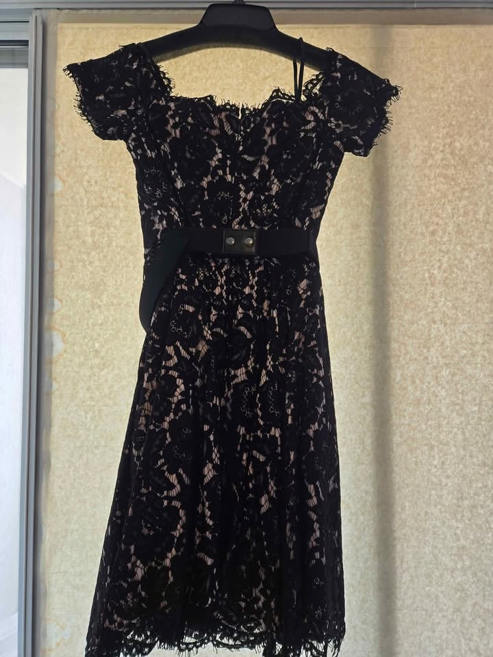 Eliza J off shoulder night dress in Black and Beige lace - photo 3
