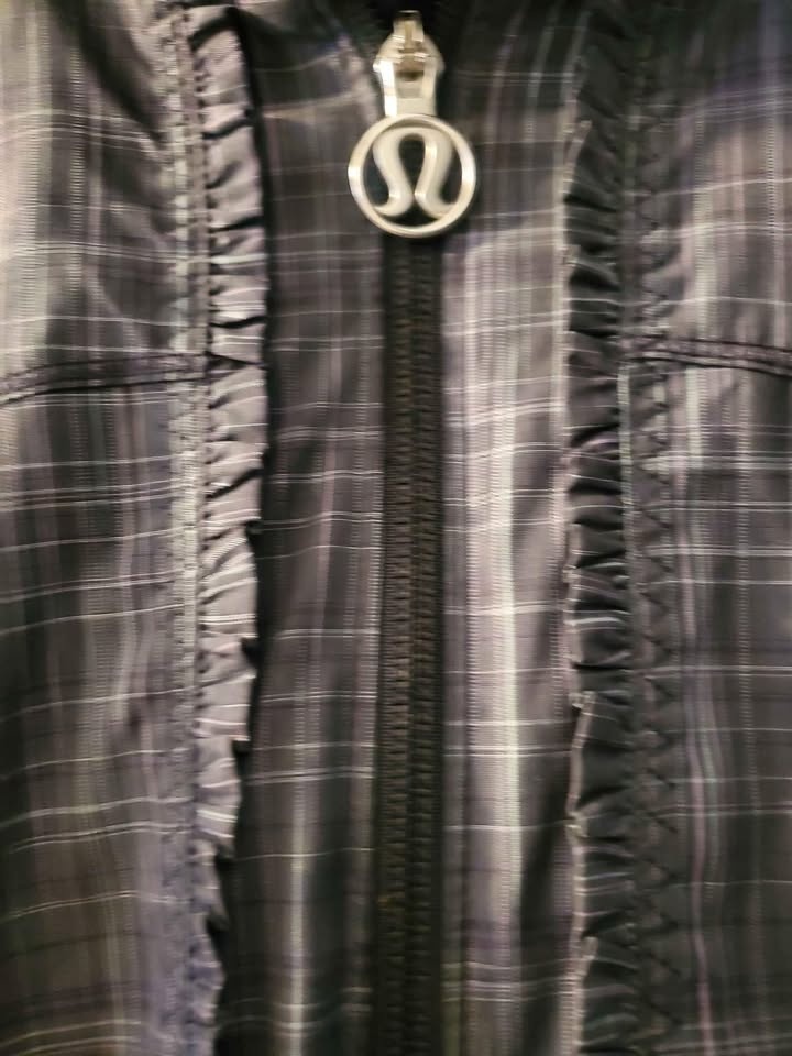 Lululemon Windbreaker - Size: 6 - photo 3