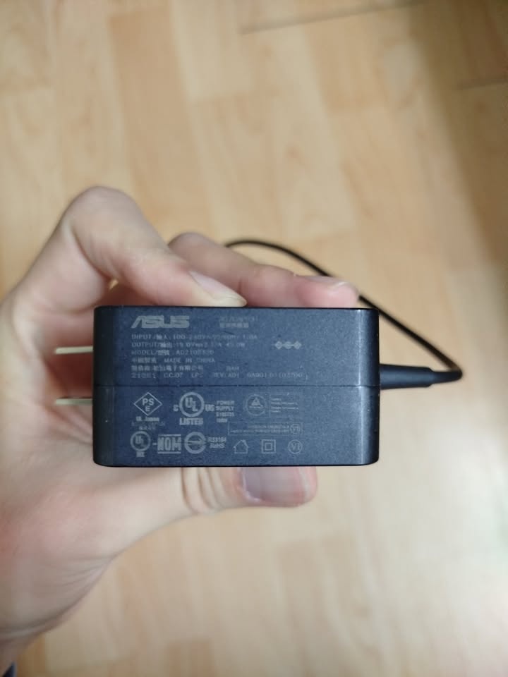 ASUS laptop charger - photo 2