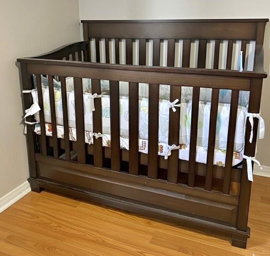 Baby crib with mattress and crib guards