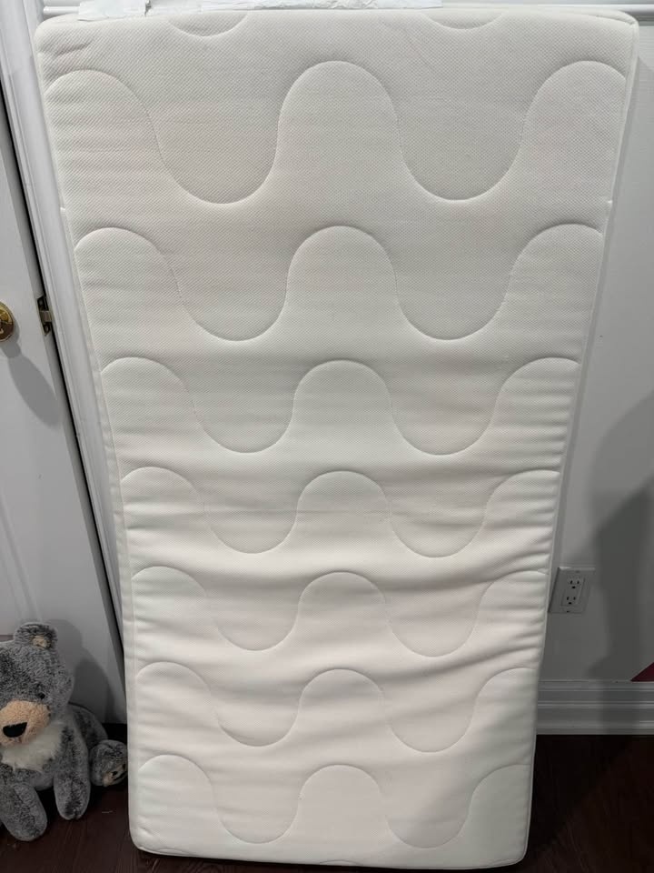 Baby crib with mattress and crib guards - photo 3