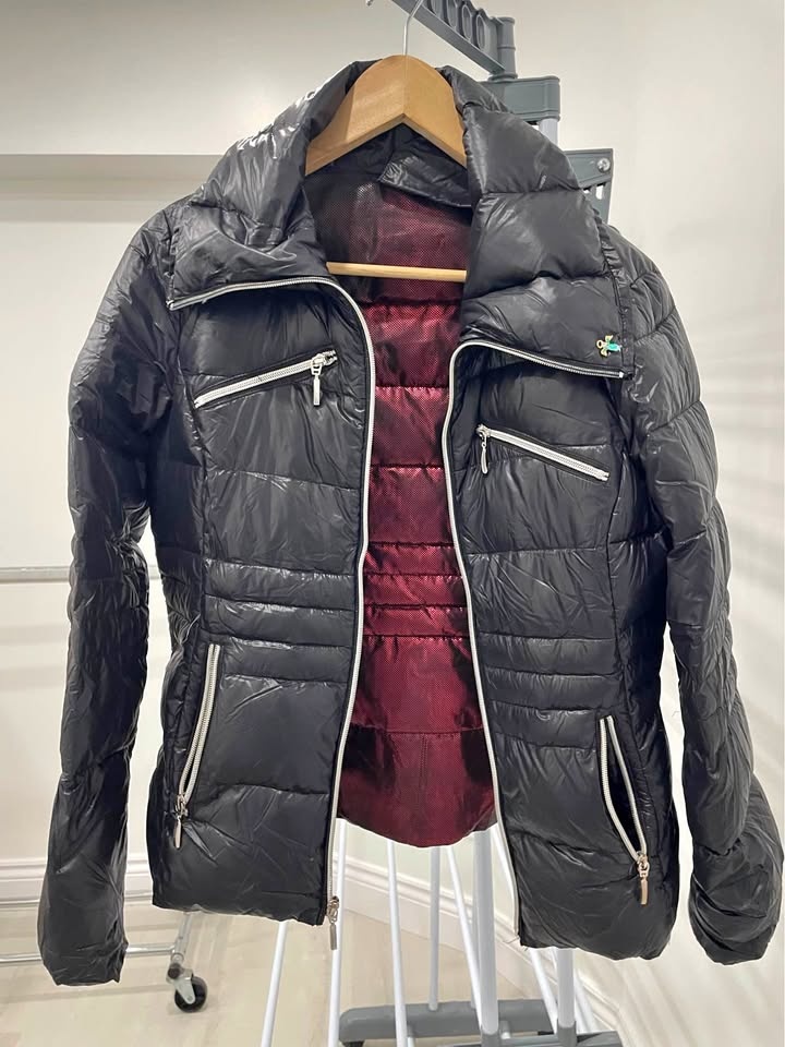 Size M Black puffer jacket (fits small)
