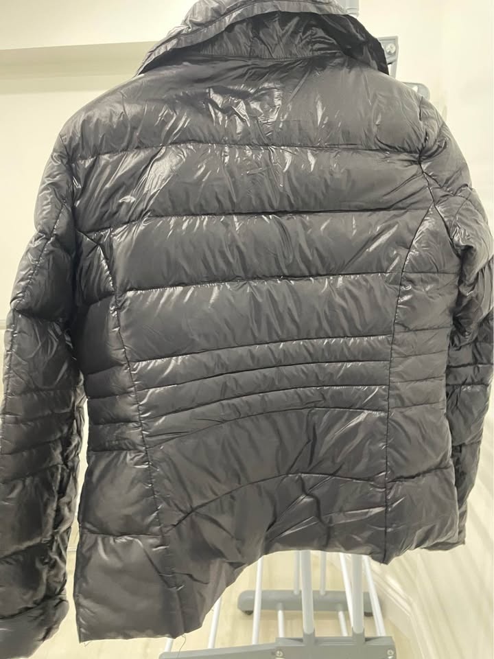 Size M Black puffer jacket (fits small) - photo 2