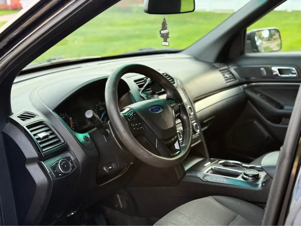 2017 Ford Explorer · Explorer image indicator(9)