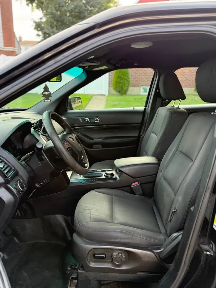 2017 Ford Explorer · Explorer image indicator(10)