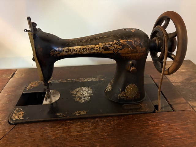 Singer Sewing Machine - photo 2