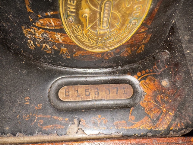 Singer Sewing Machine - photo 3
