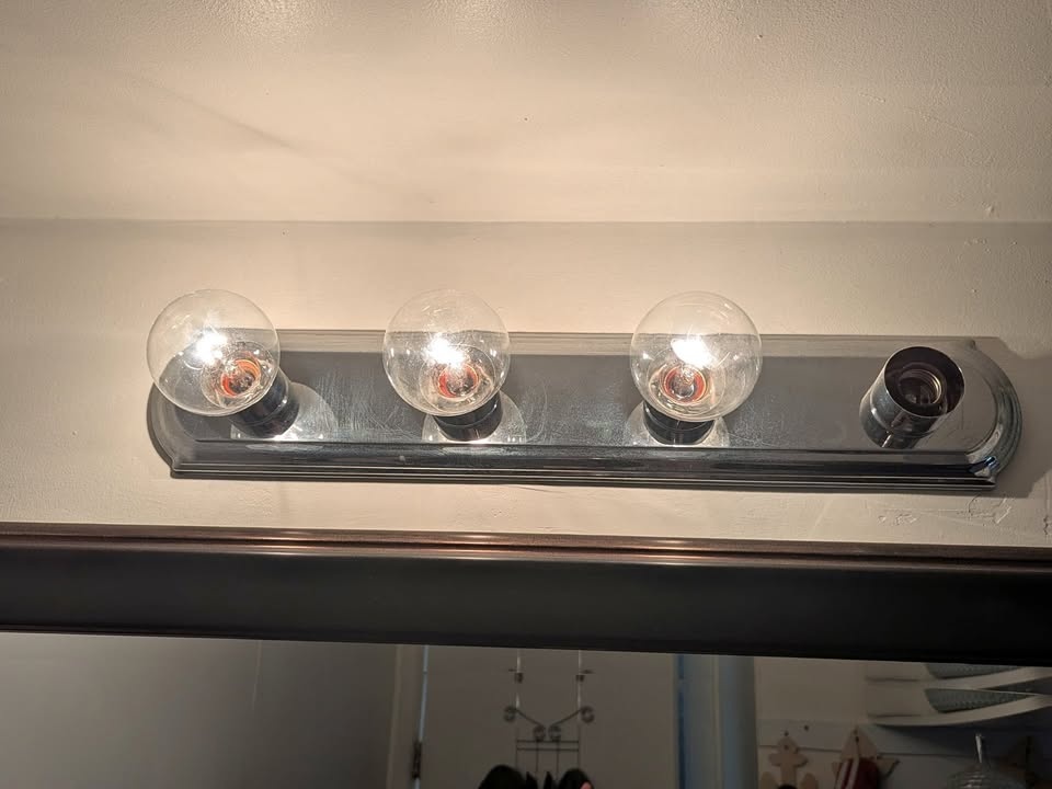 G25 40Watts 1 Globe Bulb – Clear Incandescent –  (Warm White)