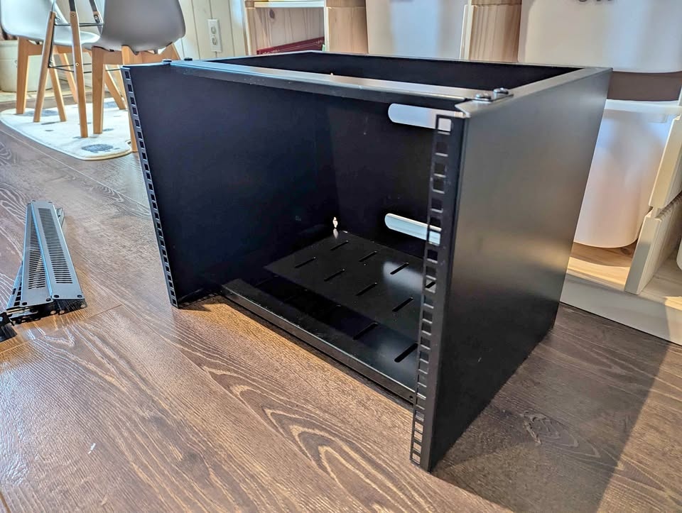 8u 19 inch Network /AV Rack /w Panels