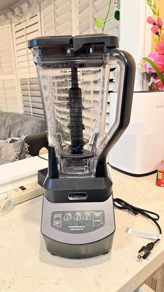 Ninja Professional Blender – 1000 Watts (Like New)