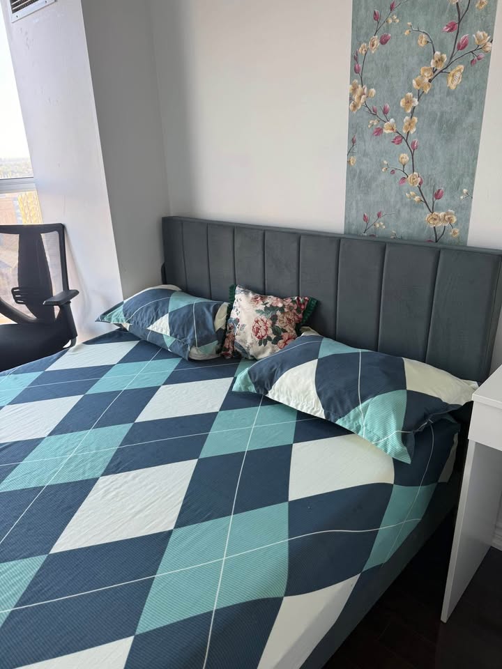 Queen size bed with mattress for sale - photo 2