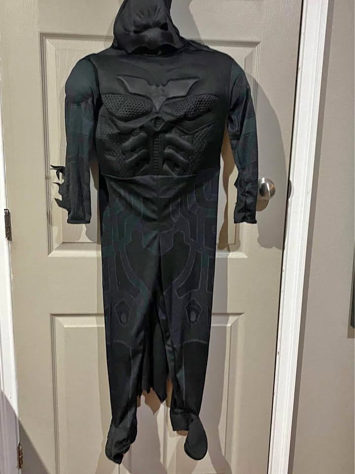 Batman Halloween Costume Size with Mask/Hood. Size 6-10 Medium
