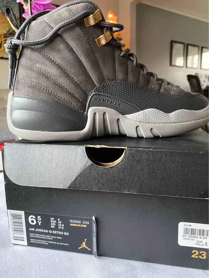 NIKE AIR JORDAN XII 12 RETRO BG SIZE 6.5Y DARK GREY image indicator(6)