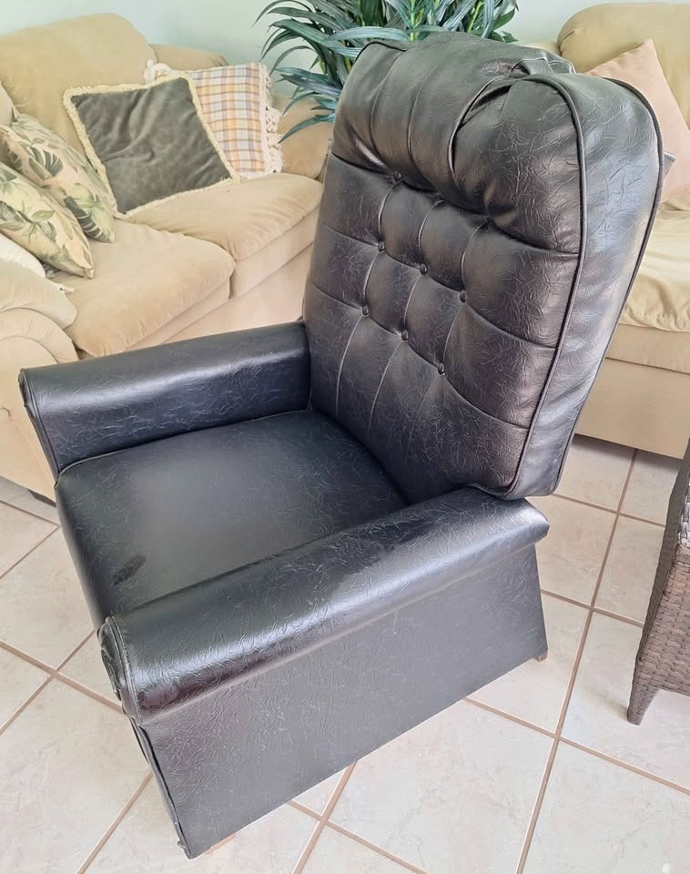Vintage Vinyl Recliner - photo 2
