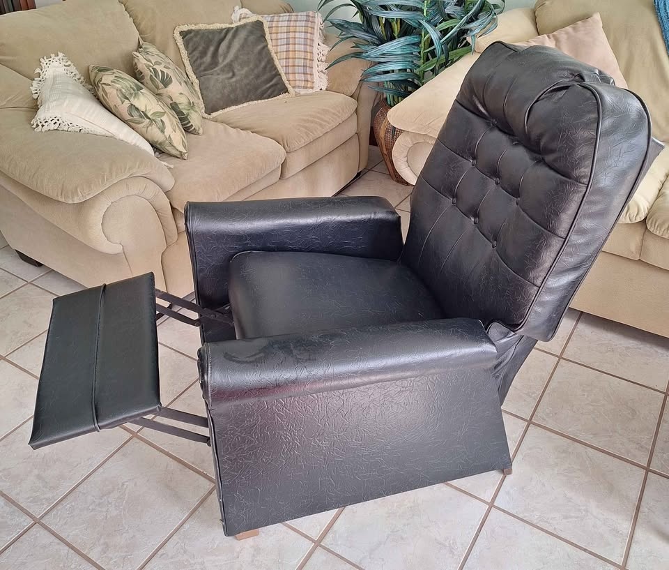 Vintage Vinyl Recliner - photo 3