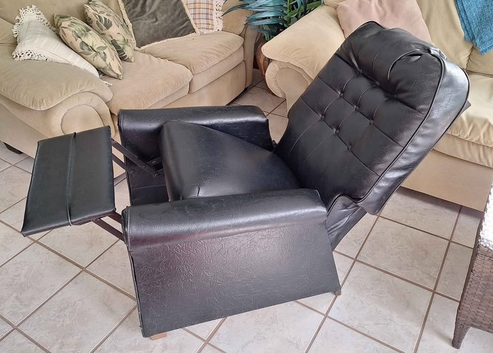 Vintage Vinyl Recliner - photo 4