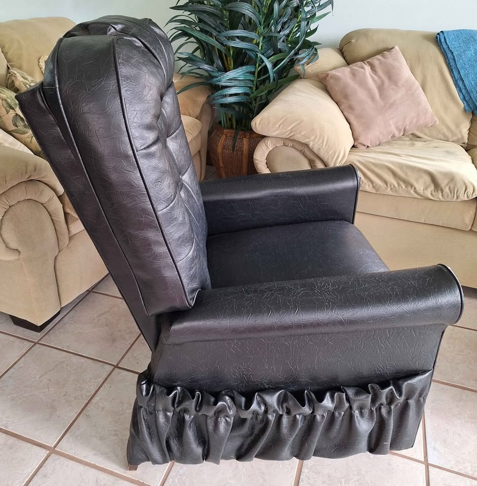 Vintage Vinyl Recliner - photo 5