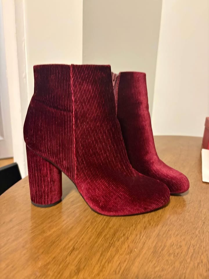 Gorgeous Burgundy Booties Sz9