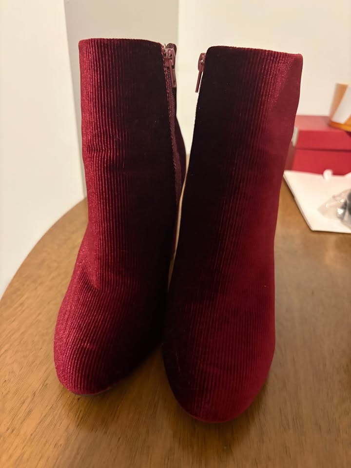 Gorgeous Burgundy Booties Sz9 - photo 2