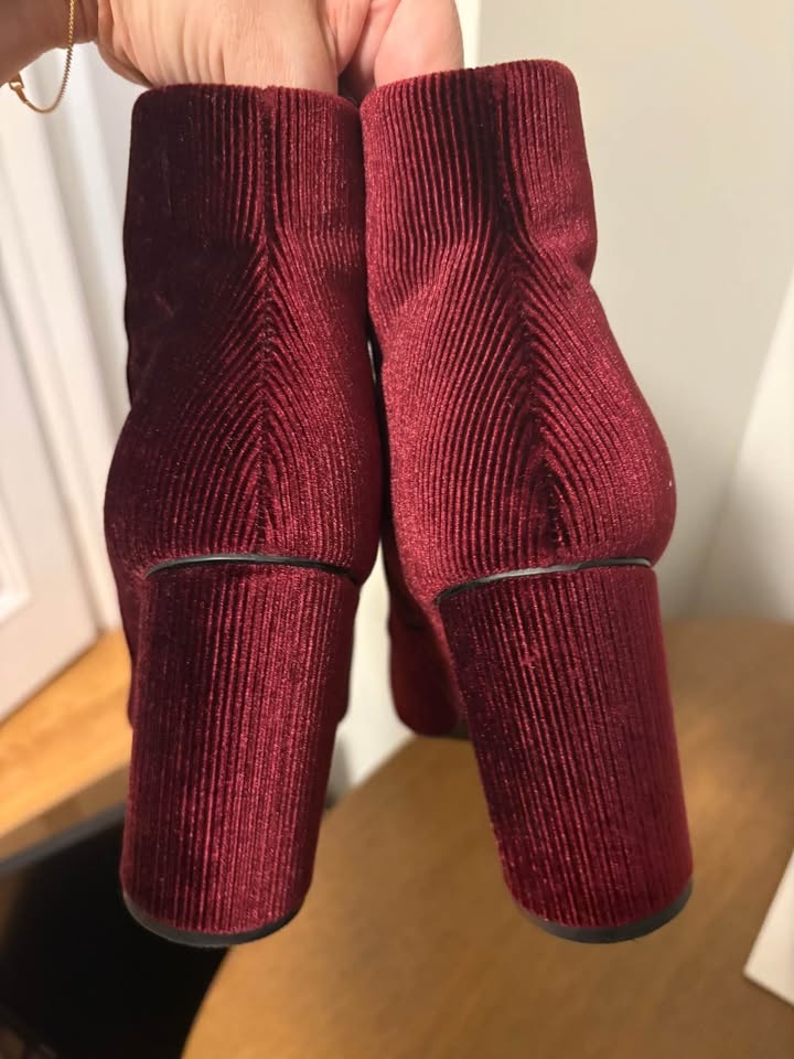 Gorgeous Burgundy Booties Sz9 - photo 4