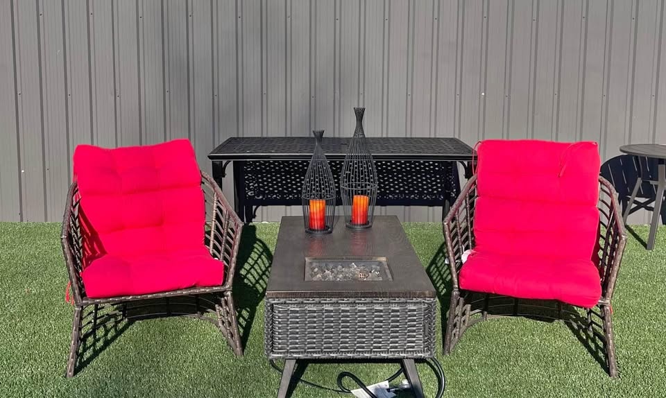Patio Lounge Set! Showroom Propane Table & Armchairs