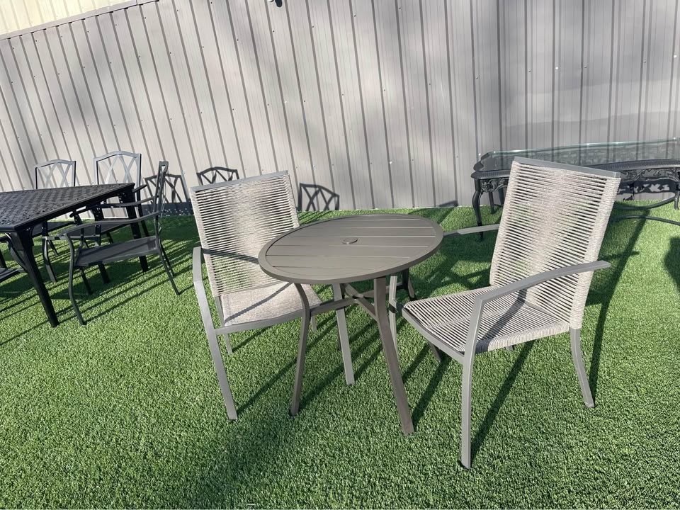 Highest Quality Pool Area Chairs & Small Table - photo 2