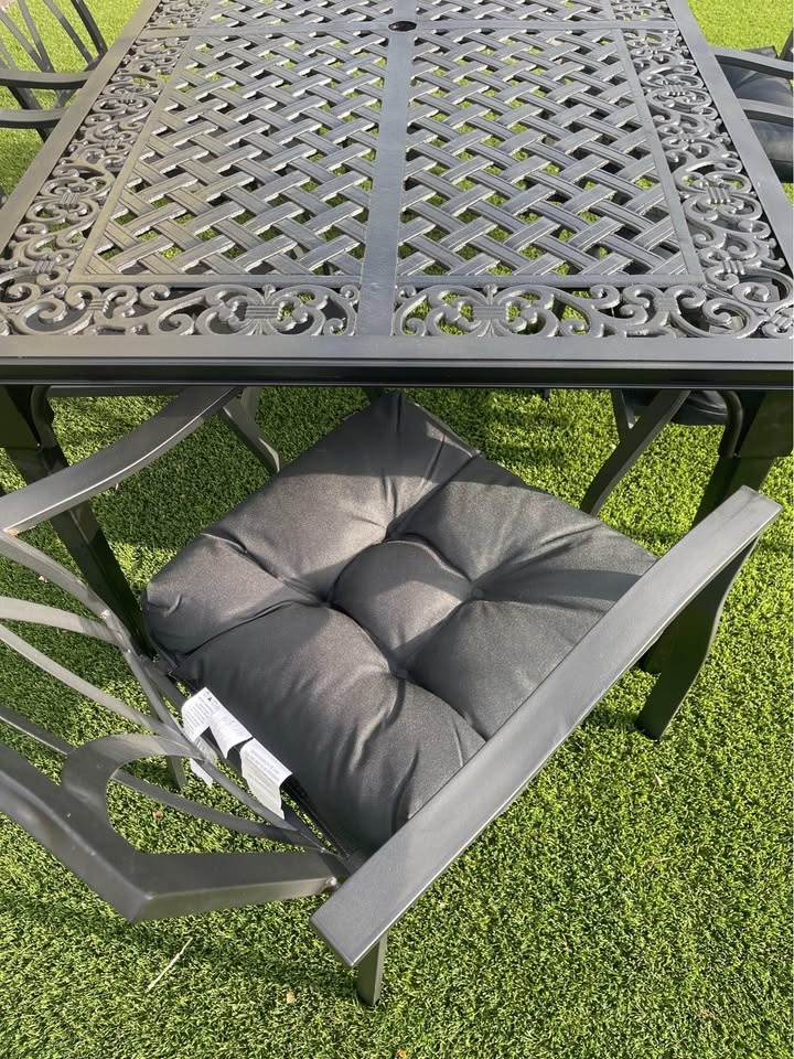 Cast IRON Patio Table With 6 New Metal &Mesh Chairs - photo 2