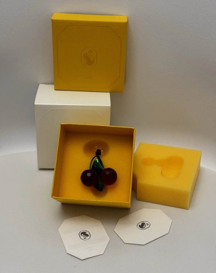 Swarovski Crystal IDYLLIA Bee and Cherry 5667550 - photo 2