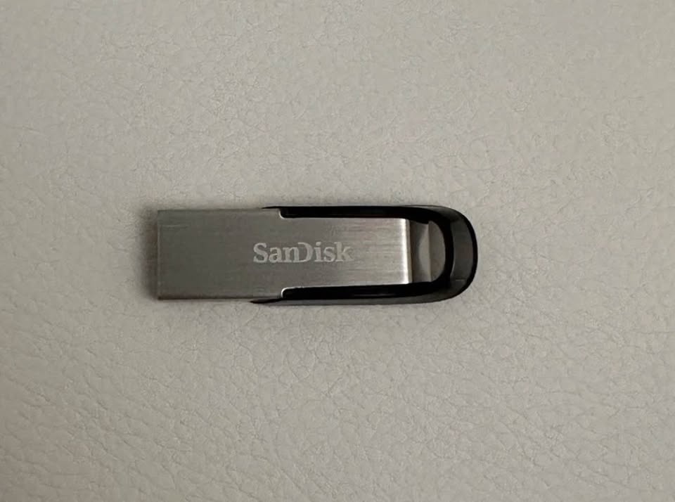 SanDisk 128GB Ultra Flair USB 3.0 Flash Drive - Black - photo 3