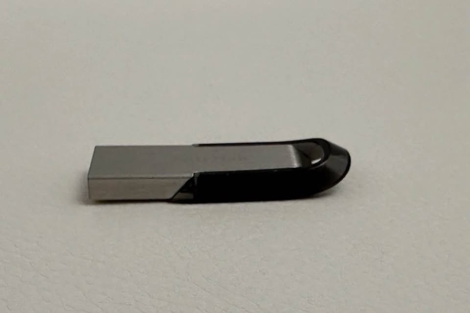 SanDisk 128GB Ultra Flair USB 3.0 Flash Drive - Black - photo 4