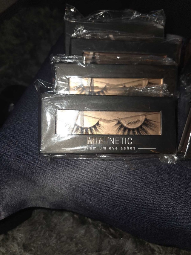 eye lashes/hair straightener