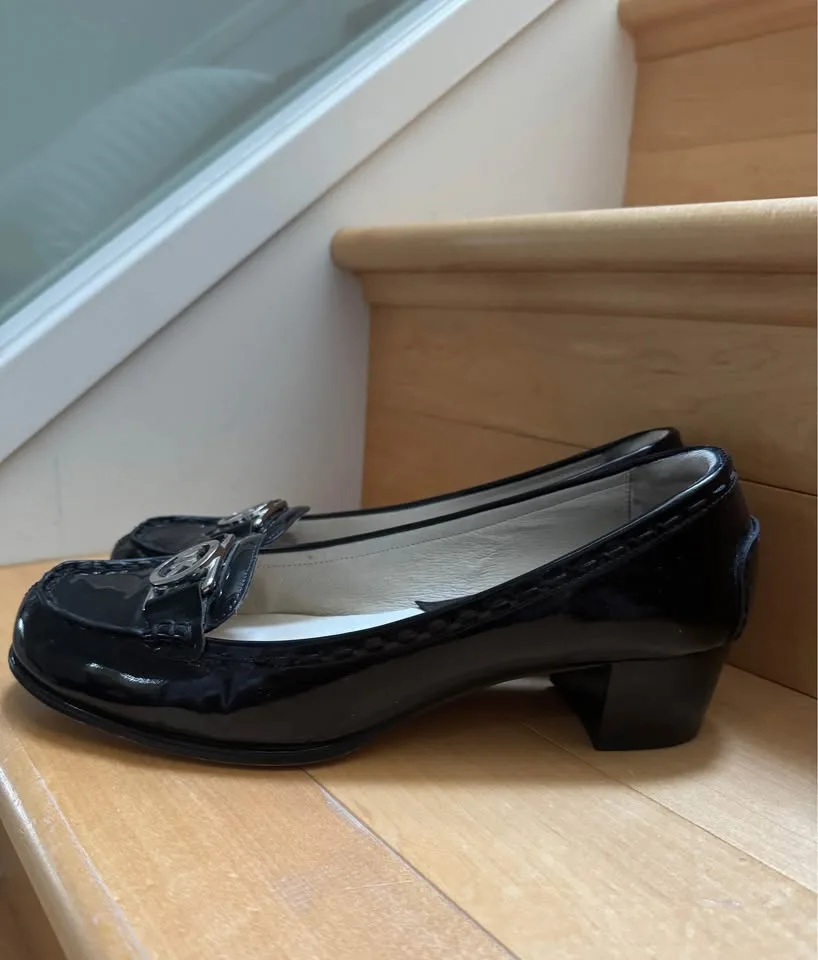Michael Kors Shiny Patent Leather Black Shoes - Size 9.5 image indicator(4)