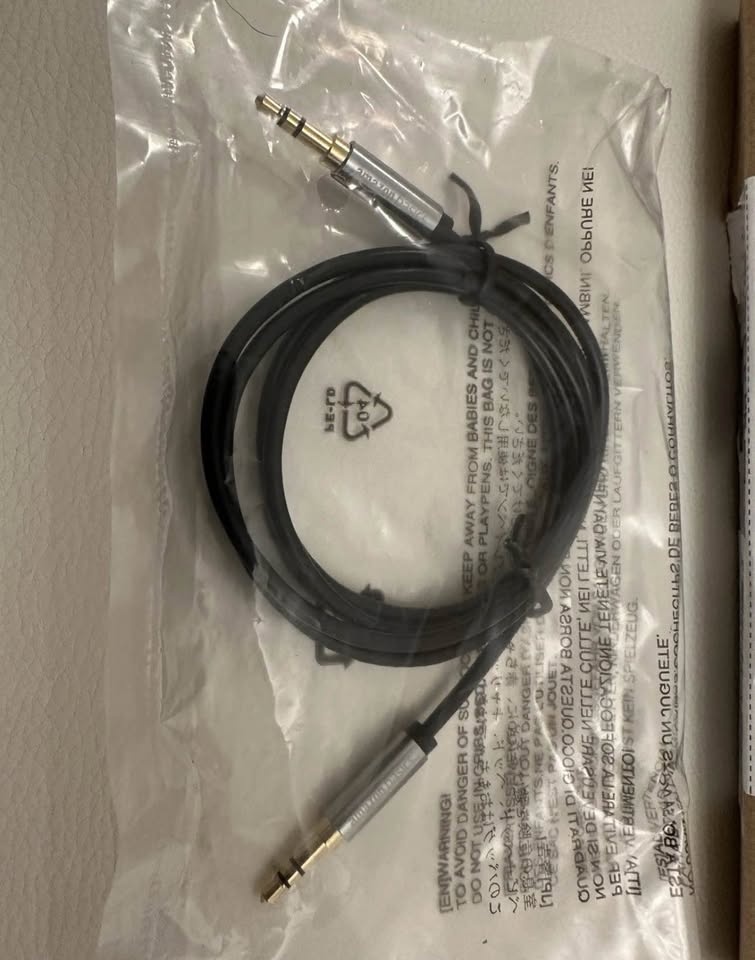 Amazon Basics 3.5mm Aux Audio Cable, 4 Foot, Black - photo 2