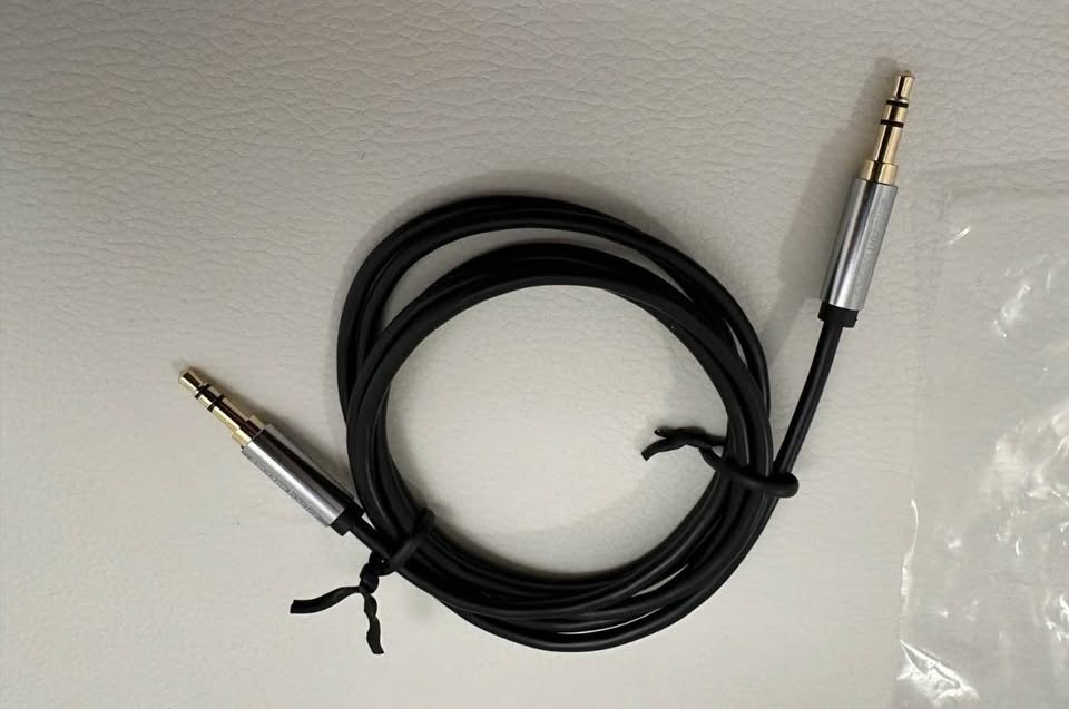 Amazon Basics 3.5mm Aux Audio Cable, 4 Foot, Black - photo 4
