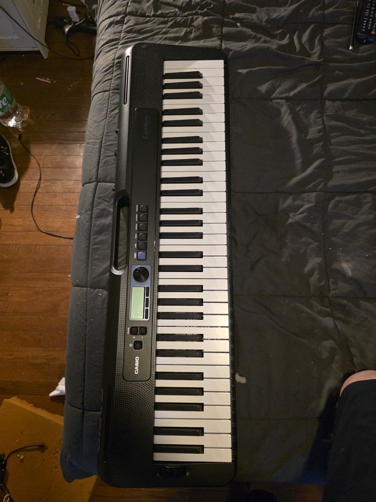 Never Used Casio CT-S300 Keyboard W Stand