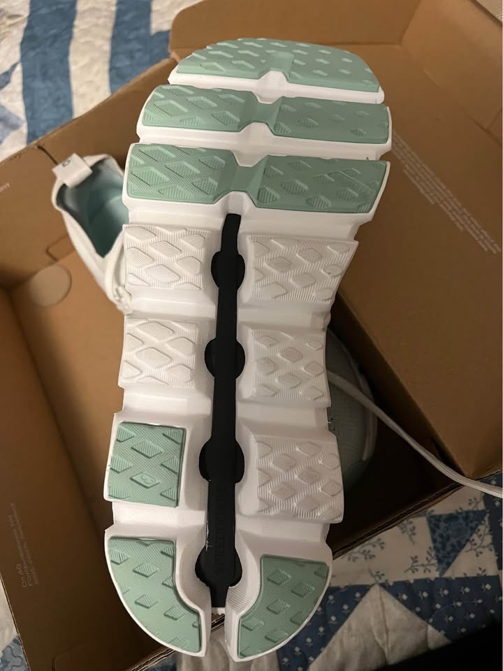Oncloud running shoes - photo 3