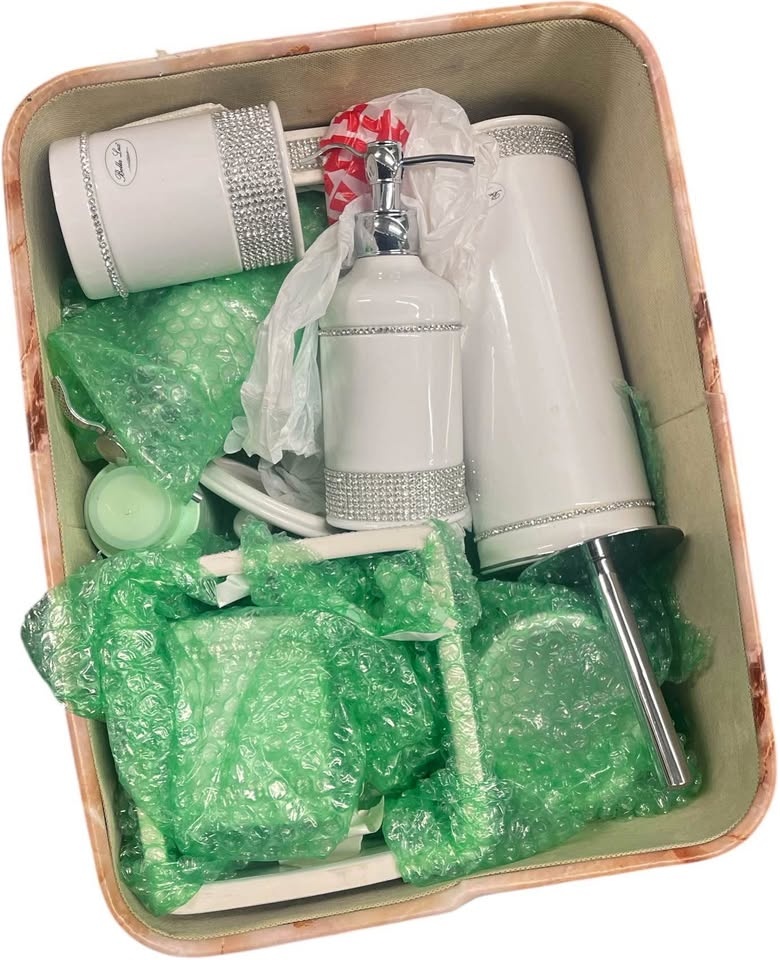 Bathroom set (soap dish etc)