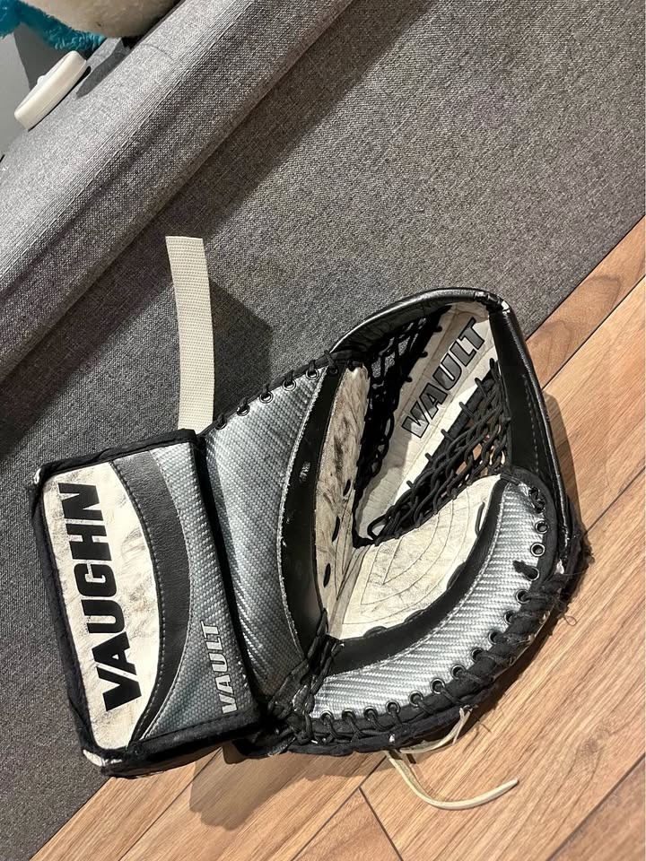 Vaughn vault goalie glove