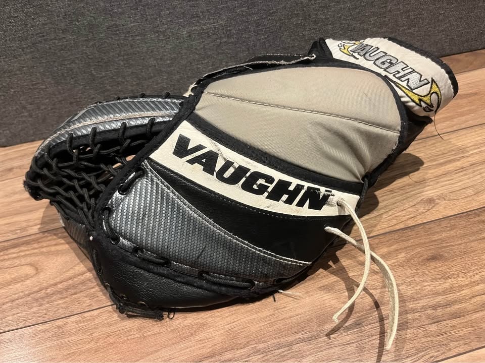 Vaughn vault goalie glove - photo 2