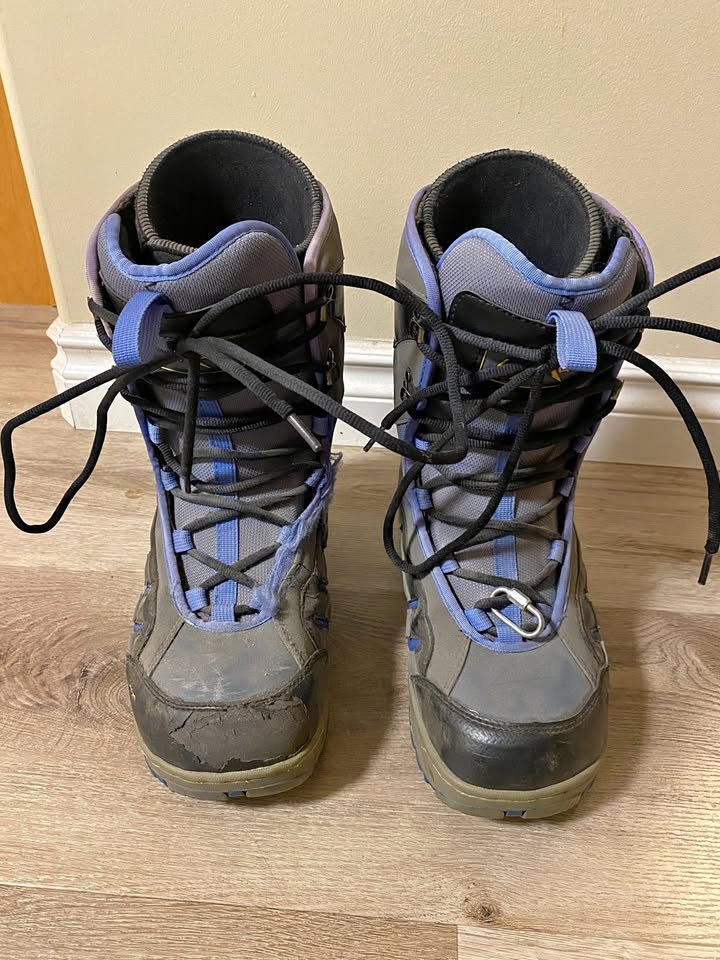 Women’s Winter / Snowboard Boots – Size 9