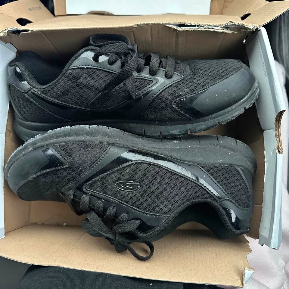Sneaker - size 9W