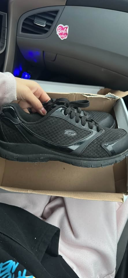 Sneaker - size 9W - photo 3
