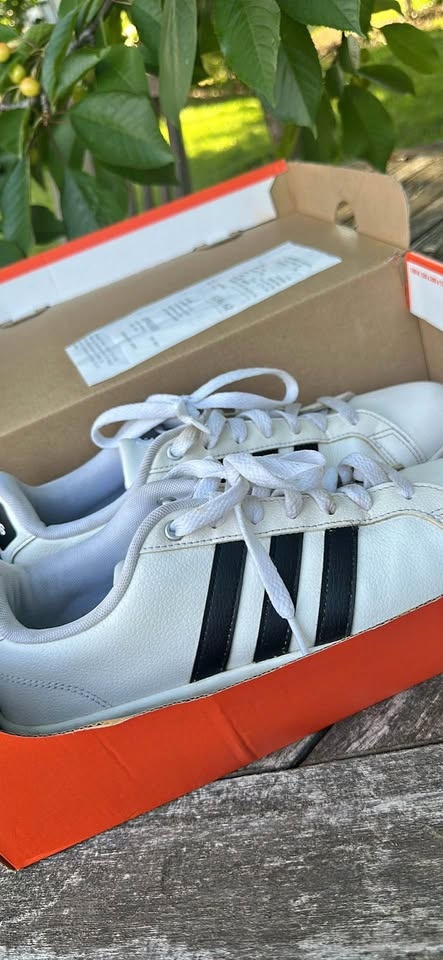 Adidas Cloudfoam Sneaker - size 9